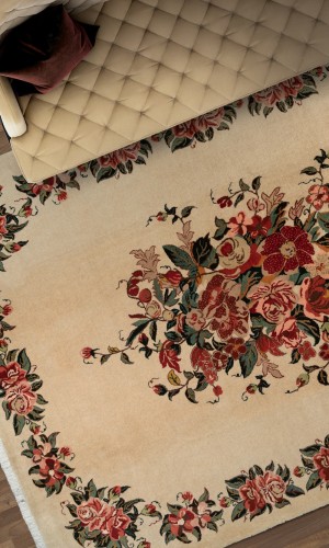 Beige Wool Persian Bakhtiari Rug | 240×172 cm | Palmetto Flower Pattern