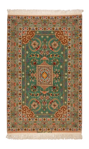 Handmade FineWool Green Persian Rug Isfahan | Medallion Pattern  