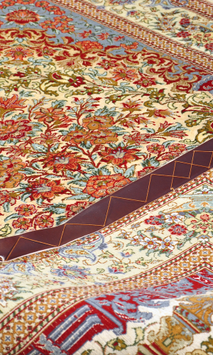 Handmade Rug in Silk & Cream color Qom | 153×101 cm | GOLDAANY (Flower pot design)