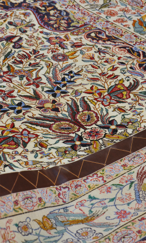 Handmade FineWool Cream Persian Rug Isfahan | 174×110 cm | Flower pot design